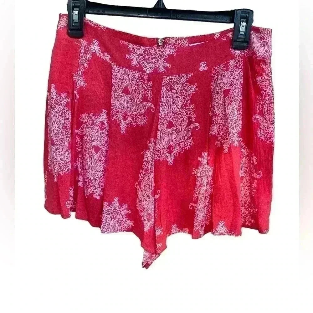 CICI women’s red/white paisley shorts pleated front back zip gently used sz L